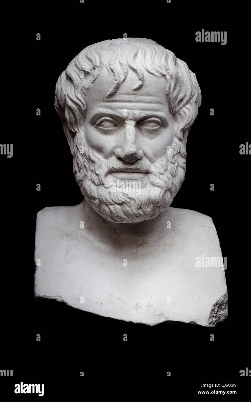 Il filosofo greco Aristotele scultura isolata su sfondo nero Foto Stock