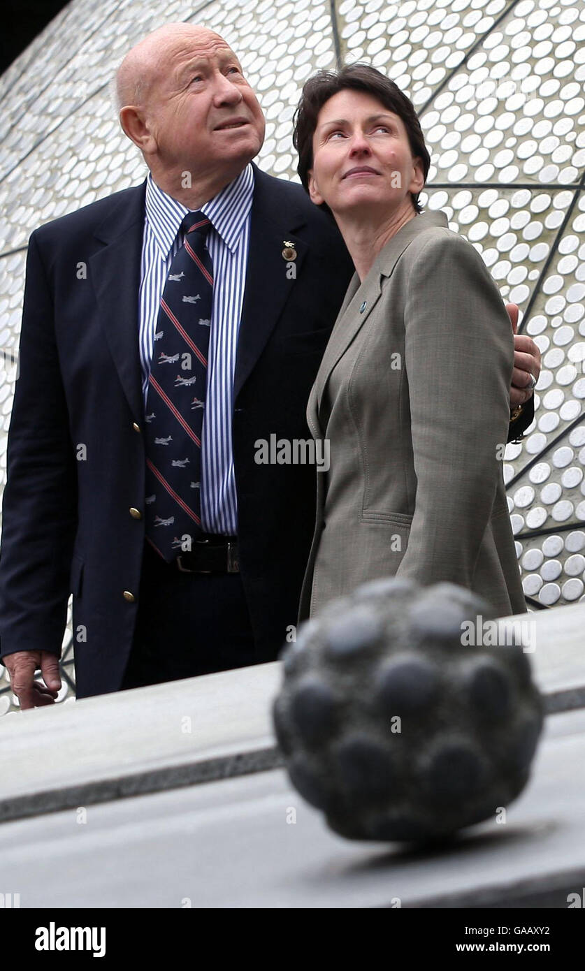 L'ex cosmonauta Alexei Leonov, il primo uomo a camminare nello spazio, con la prima donna britannica nello spazio Helen Sharman, presso lo Sheraton Hotel di Edimburgo, a lanciare il 20° Congresso planetario annuale che si svolge in città questa settimana. Foto Stock
