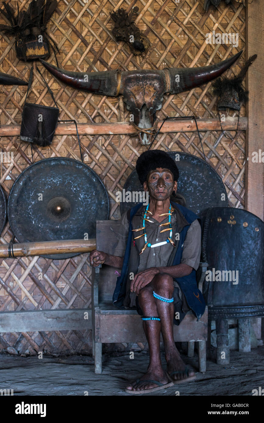Konyak Naga tatuato Ang o Chief. Solo qualcuno che ha ucciso e preso una testa umana può essere tatuato in questo modo. Distretto di mon. Il Nagaland, nord-est dell India, ottobre 2014. Foto Stock