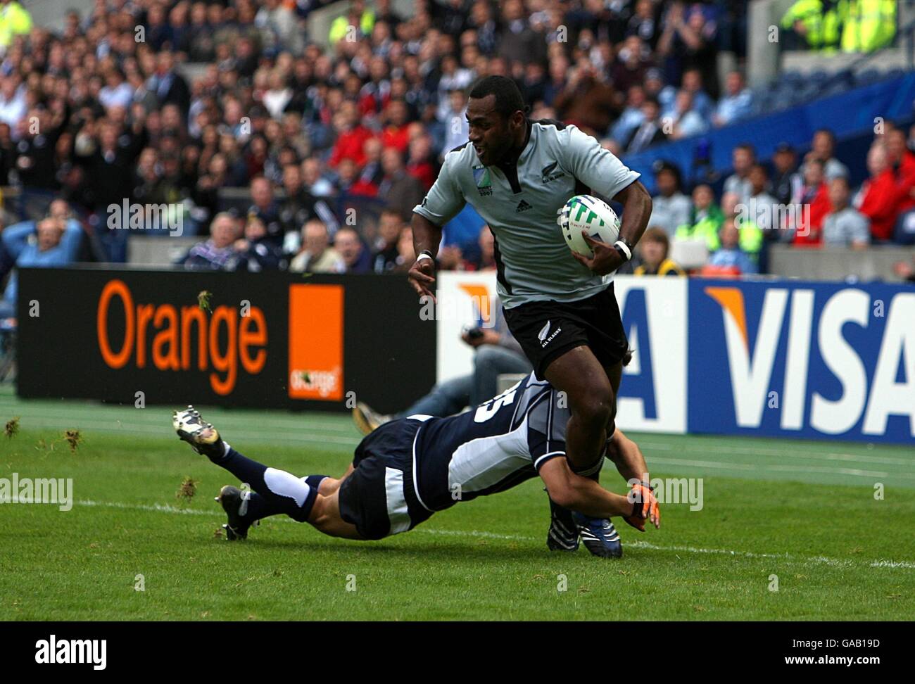 Rugby Union - IRB Coppa del mondo di Rugby 2007 - Pool C - Scozia / Nuova Zelanda - Murrayfield. Il Sivivatu della Nuova Zelanda è affrontato dall'Hugo Southwell della Scozia Foto Stock