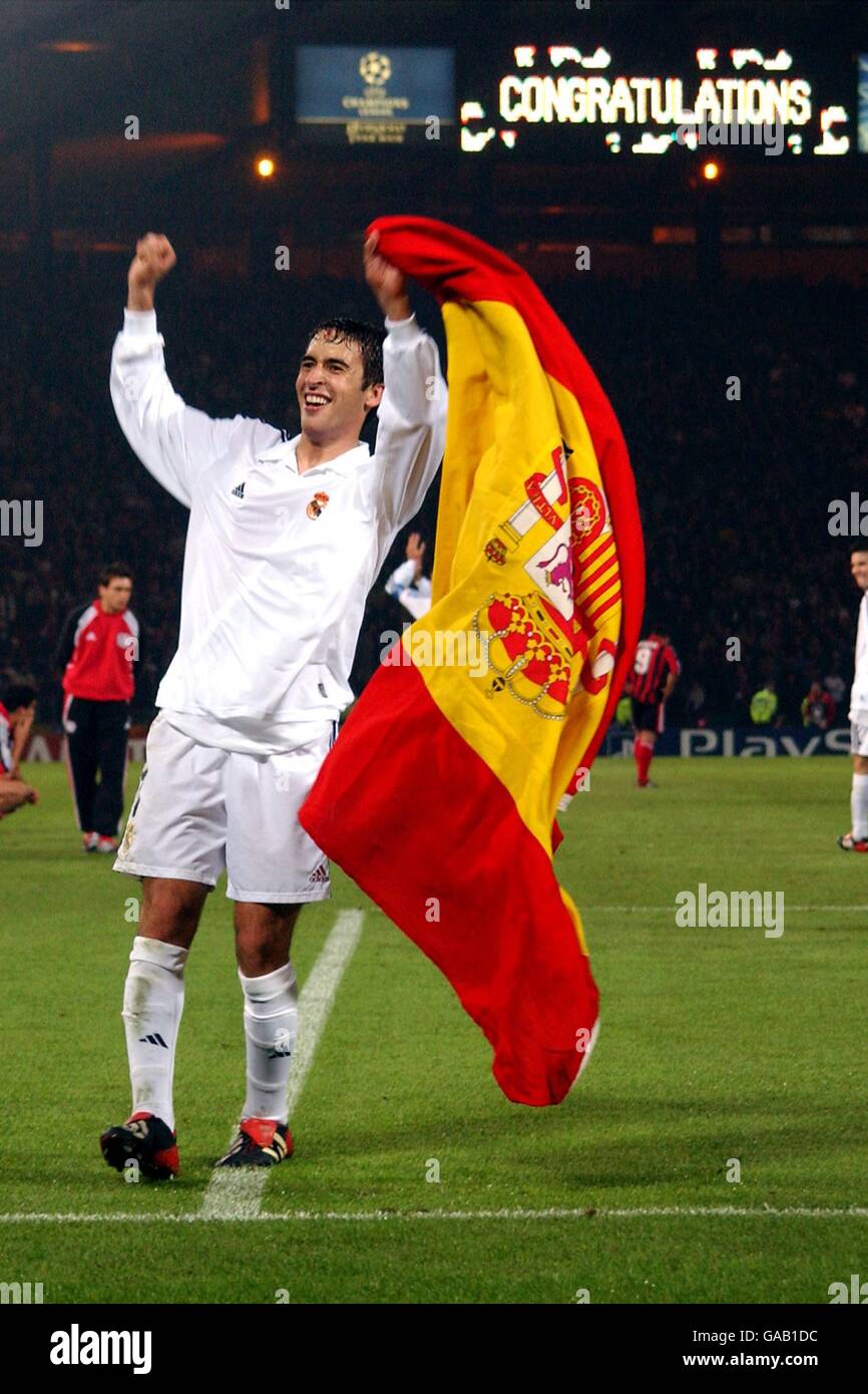 Calcio - UEFA Champions League - finale - Real Madrid v Bayer Leverkusen. La Raul del Real Madrid festeggia con la bandiera spagnola. Foto Stock