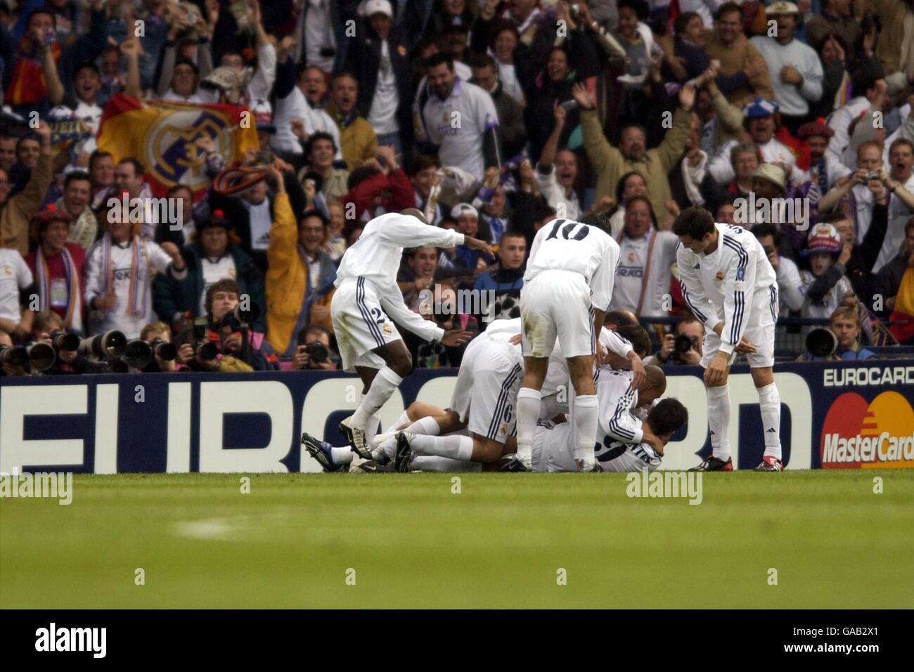 Calcio - UEFA Champions League - finale - Bayer Leverkusen / Real Madrid. I giocatori del Real Madrid mugolano il compagno di squadra Raul dopo aver aperto il punteggio Foto Stock