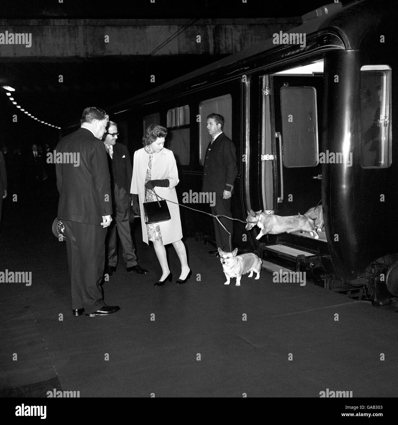 Un piccolo agguato dalla regina e un cavo riluttante salta giù dal treno reale alla stazione di Euston. Tornando a Londra dopo la sua vacanza scozzese, la Regina aveva viaggiato per una notte da Perth. Foto Stock