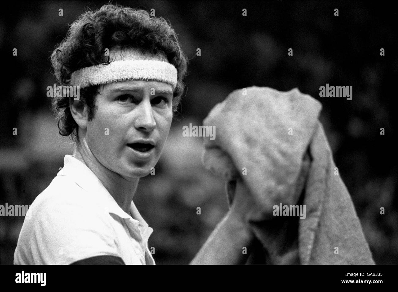 John McEnroe ha poche parole di scelta per l'umpire durante una pausa Foto Stock