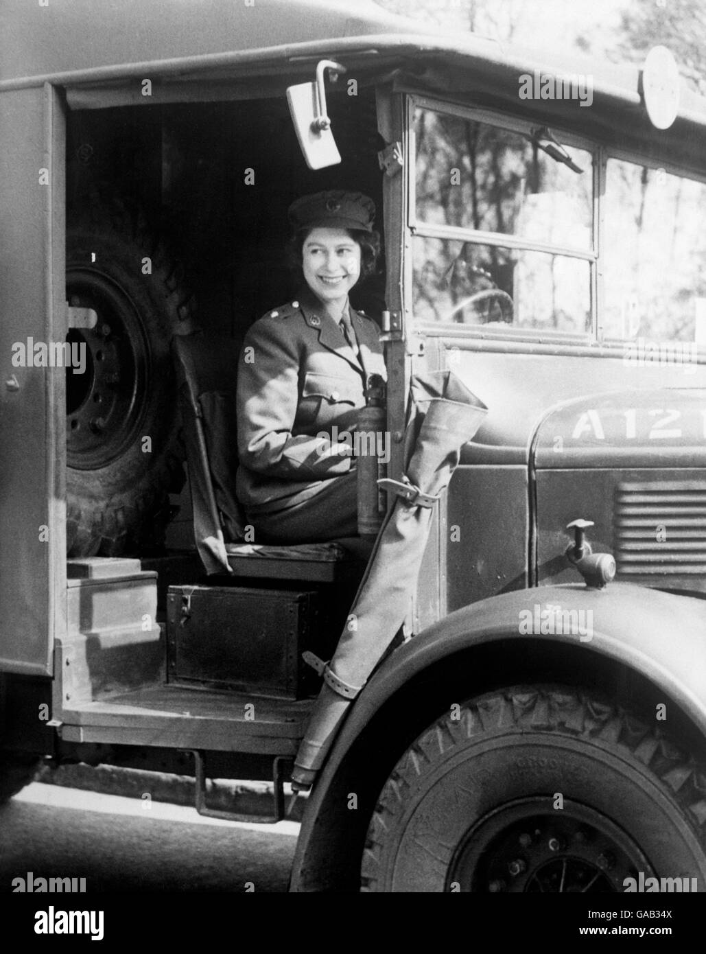 La principessa Elisabetta al volante di un veicolo militare quando servì durante la seconda guerra mondiale nel Servizio Territoriale ausiliario. Foto Stock