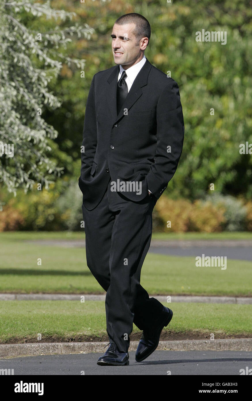 Dario Franchitti arriva per i funerali di Colin McRae e figlio Johnny a  East Chapel, Daldowie crematorio Foto stock - Alamy