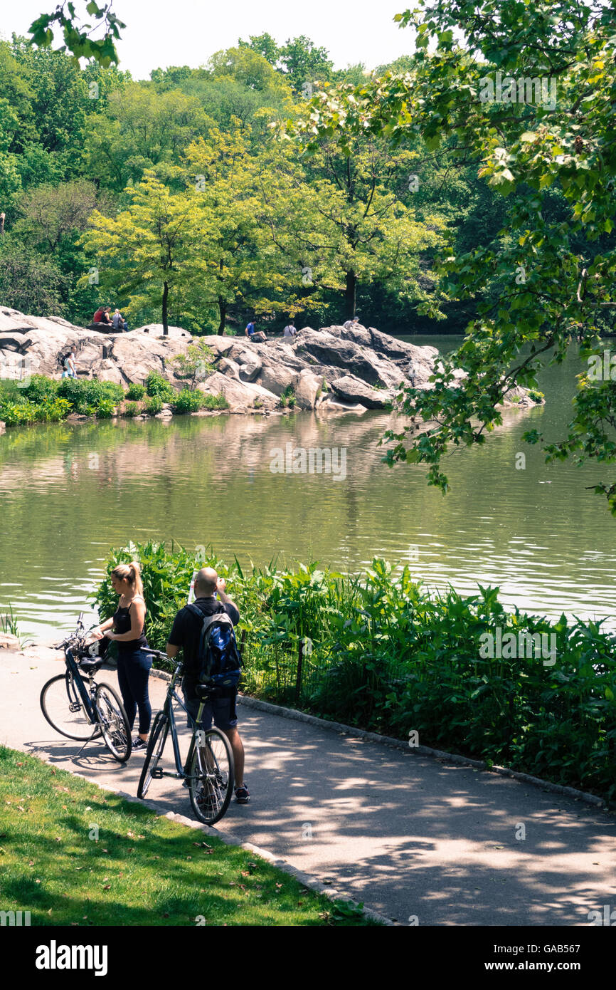 Lo stagno delle tartarughe e moto Piloti sul percorso, Central Park, New York, Stati Uniti d'America Foto Stock