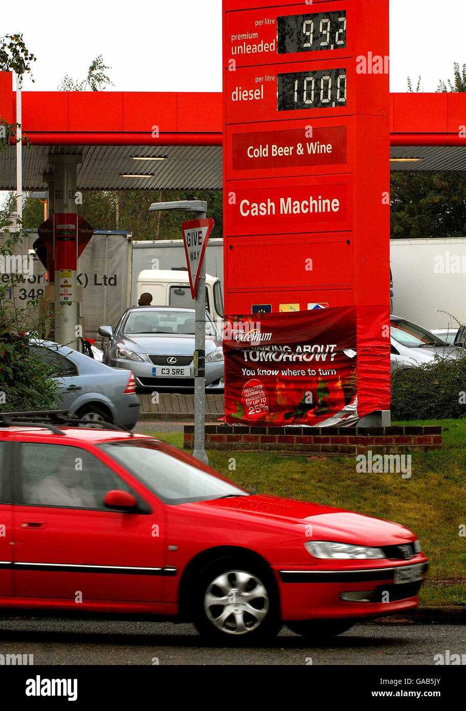 Una stazione di servizio nel Derbyshire meridionale mostra il prezzo del carburante diesel a 1 litro e del carburante senza piombo a 99.2 pence al litro. Foto Stock