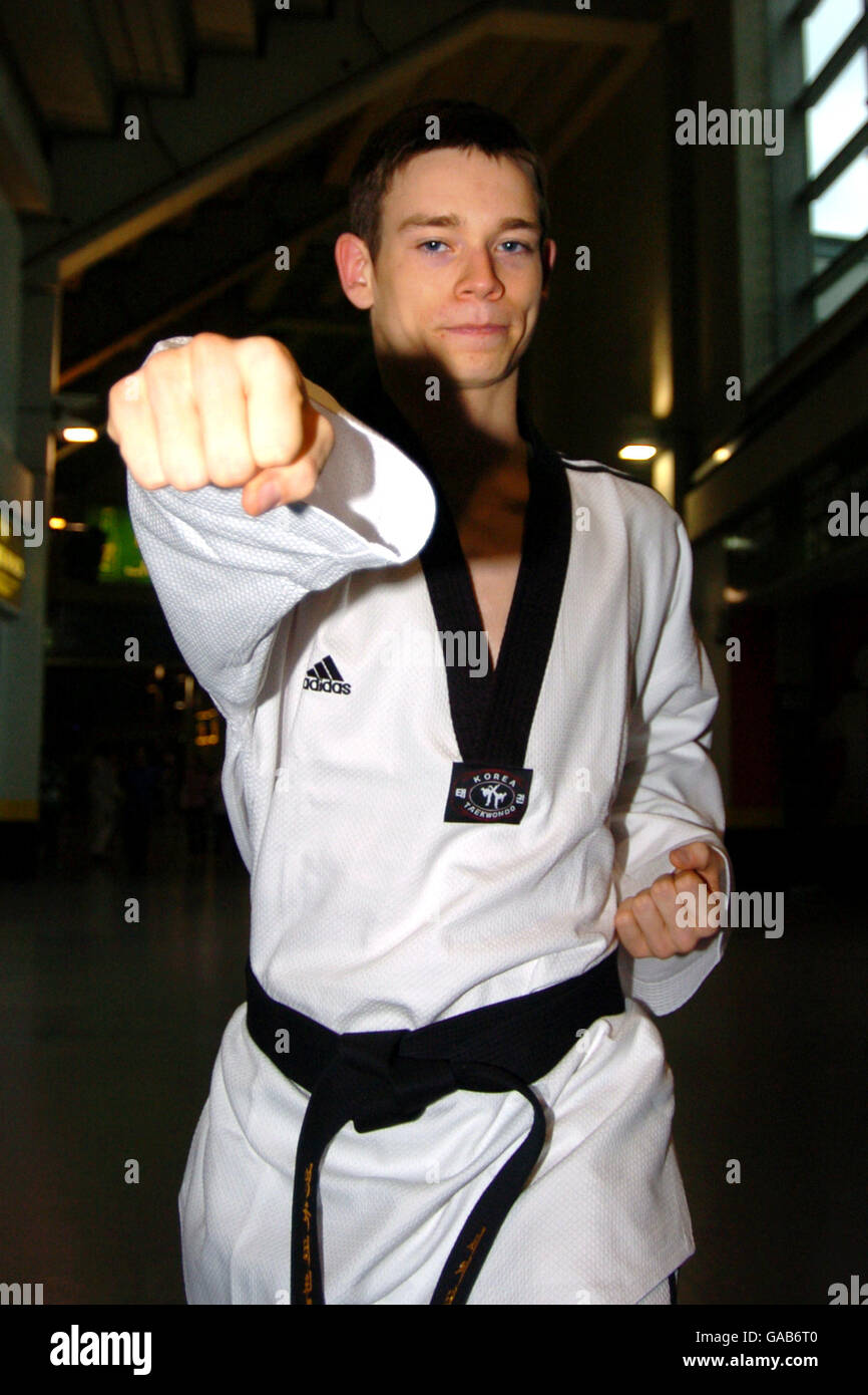 Atletica - 2007 World Taekwondo qualificazione olimpica di Pechino - Arena MASCHILE. Un concorrente mostra le sue abilità Taekwondo Foto Stock