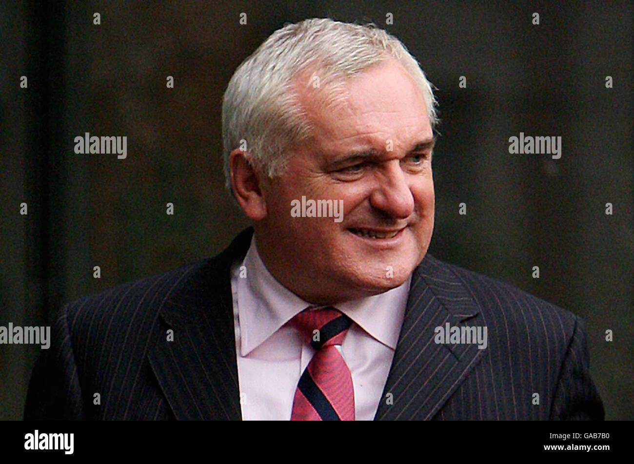 Taoiseach Bertie Ahern lascia il Tribunale di Mahon a Dublino dopo il suo terzo giorno nella scatola dei testimoni. Foto Stock