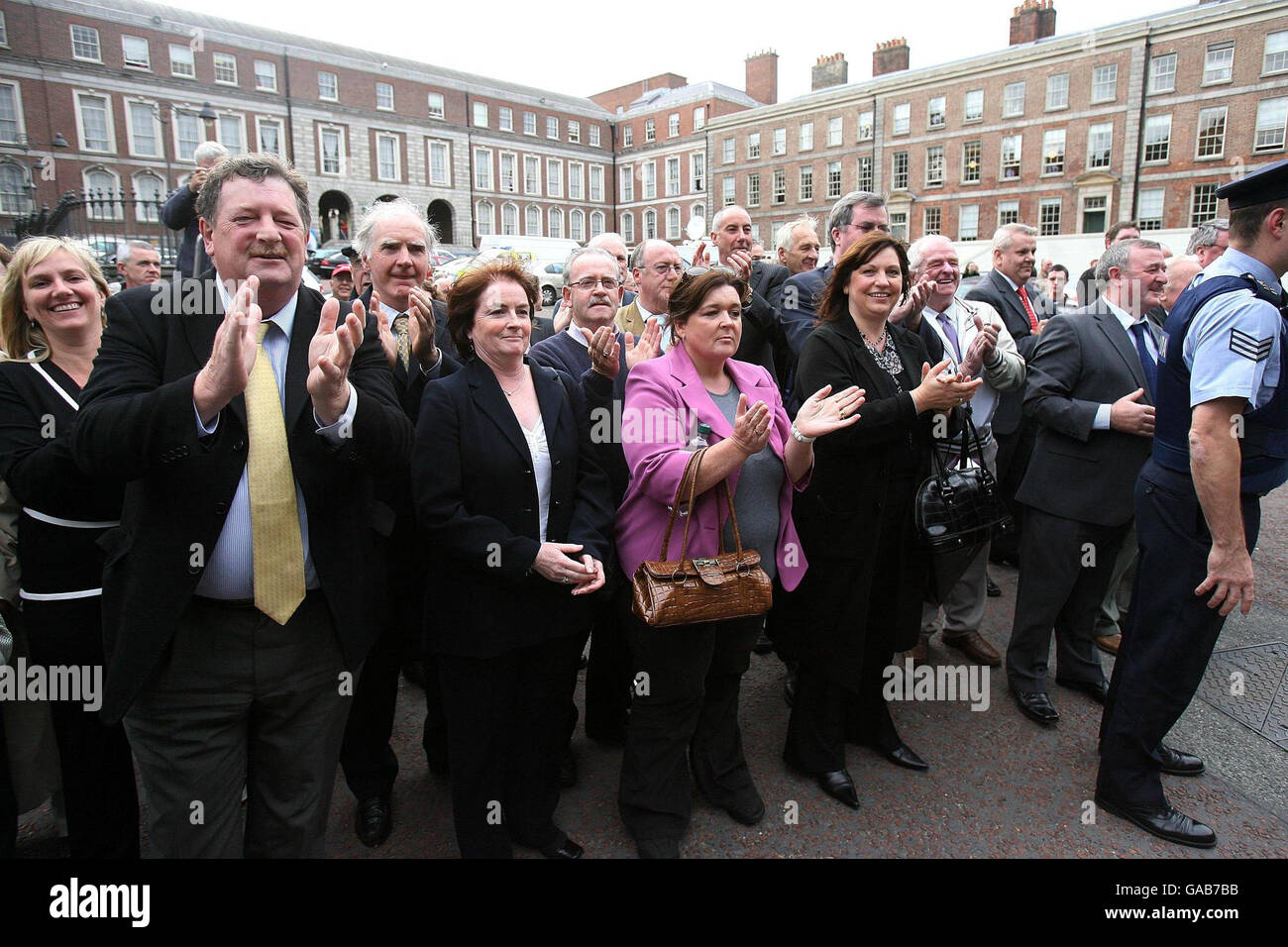 Taoiseach Bertie Ahern lascia il Tribunale di Mahon a Dublino per un ciclo di applausi da parte del pubblico. Foto Stock