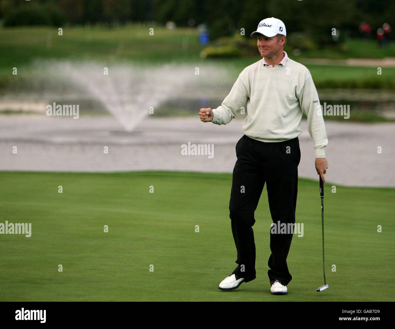 Martin Erlandsson, svedese, celebra il suo putt birdie il 18° giorno durante i Quinn Direct British Masters al Belfry, Wilshaw, Sutton Coldfield. Foto Stock