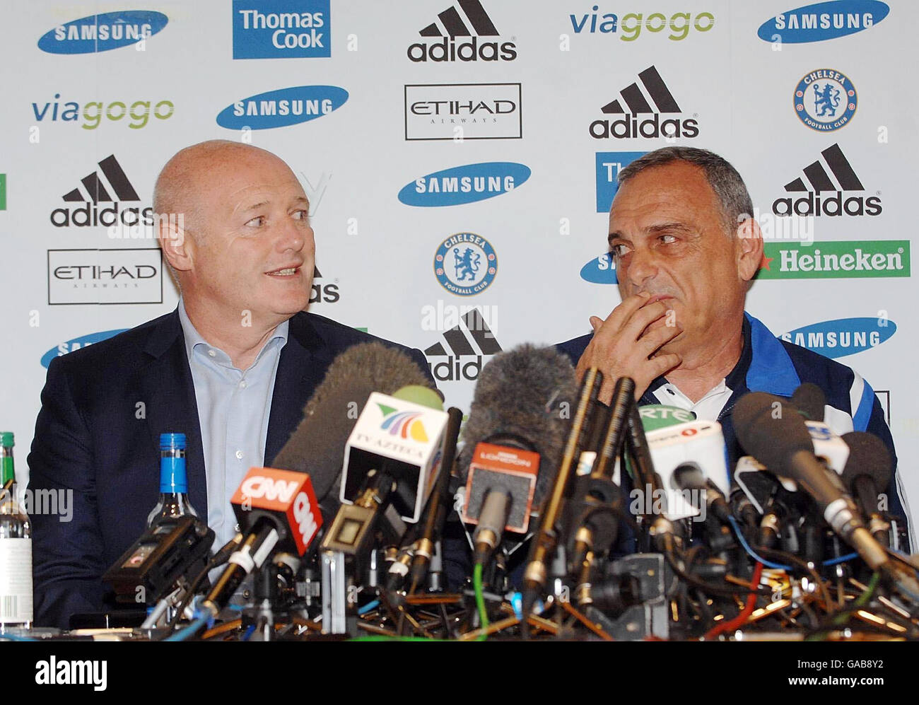 Peter Kenyon, Chief Executive del Chelsea Football Club (a sinistra), presenta Avram Grant come nuovo manager del club durante una conferenza stampa a Stamford Bridge, Londra. Foto Stock