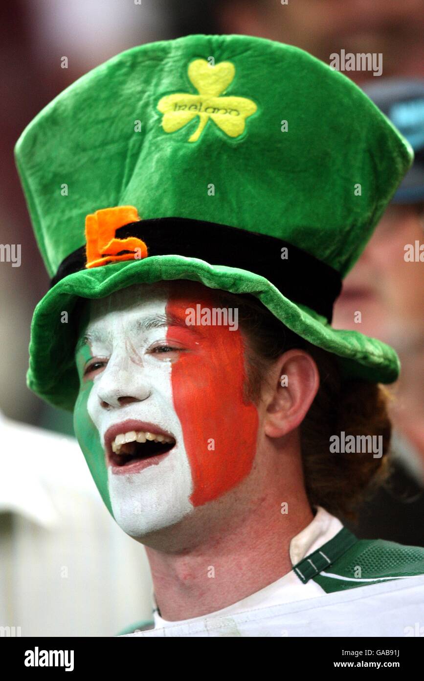 Rugby Union - IRB Coppa del mondo di Rugby 2007 - Pool D - Francia / Irlanda - Stade de France. Un fan irlandese mostra il suo sostegno, nelle tribune durante la partita. Foto Stock