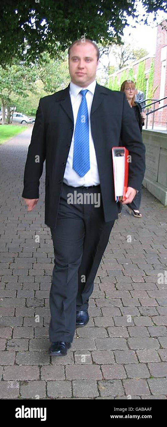 . Ian Garland lascia Dorchester Crown Court, Dorset, oggi dopo che la giuria ha provato l'insegnante di musica per presunti attacchi sessuali a due bambini è stato dimesso a seguito degli sviluppi del caso. Foto Stock