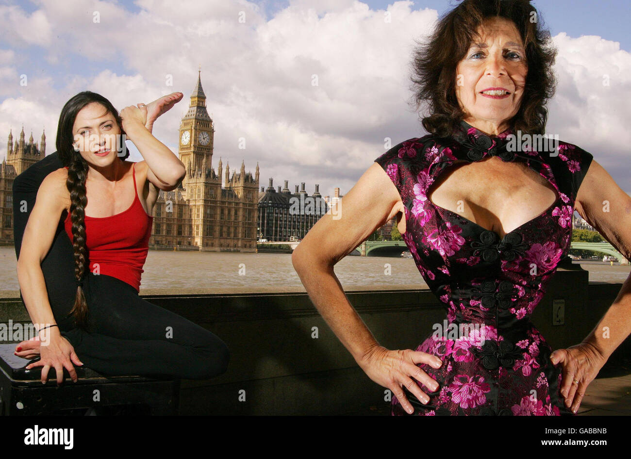 I Guinness World Records celebrano il lancio del loro nuovo libro del 2008 con i detentori di dischi americani Leslie Tipton (a sinistra), contorsionista e Cathie Jung, la donna con la vita più piccola, a Londra. Foto Stock