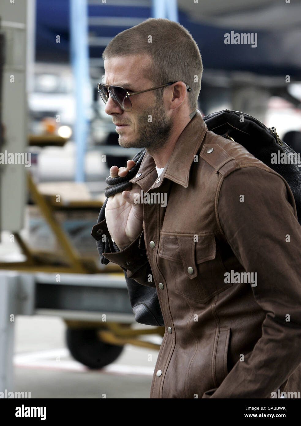 Ted Beckham in ospedale. David Beckham ritorna all'aeroporto di Heathrow, Londra, dopo che suo padre Ted ha subito un attacco di cuore. Foto Stock