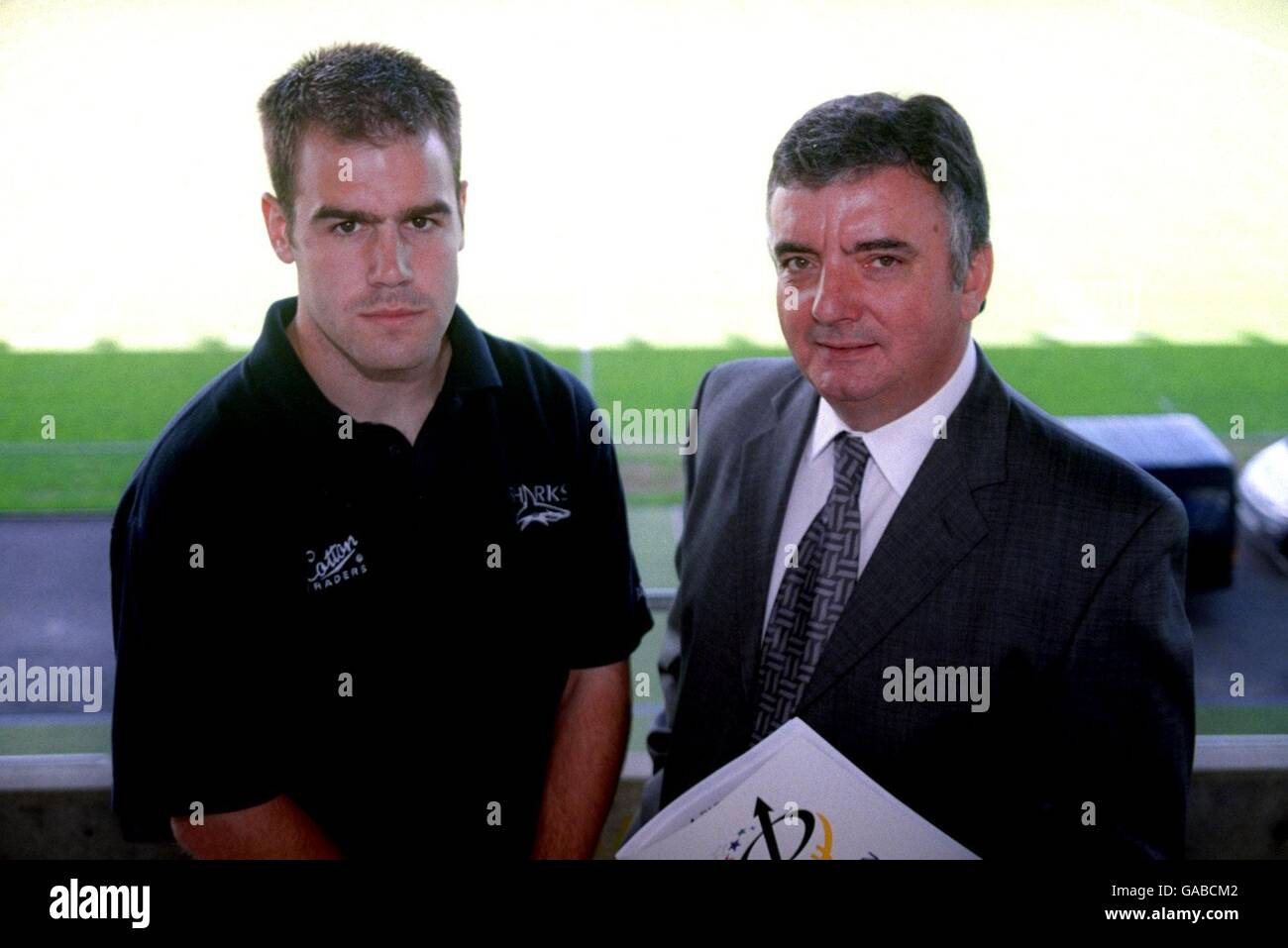 (l-r) Direttore Generale di Shark's Charlie Hodgson e Parker Pen Jim Haggarty Foto Stock