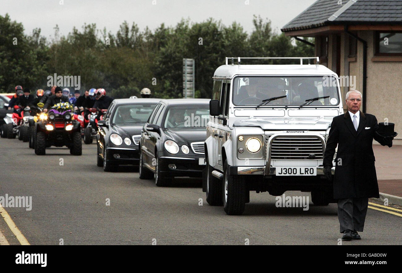 I motociclisti Quad seguono l'heartse Land Rover portando con sé la bara dell'ex campione di quad, Graeme Duncan, 37 anni, morto nell'incidente dell'elicottero che ha ucciso il pilota di rally Colin McRae. Foto Stock
