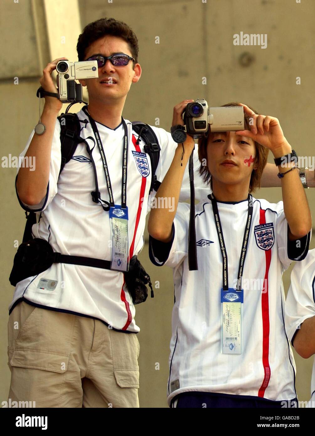 Il film giapponese dei tifosi di calcio l'arrivo della squadra inglese Utilizzo di videocamere mini DV Foto Stock