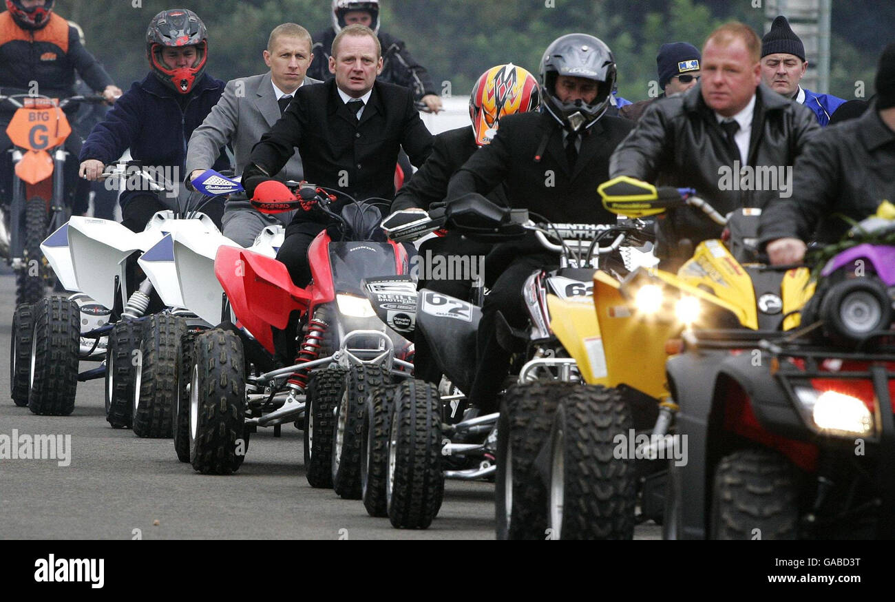 I motociclisti Quad, tra cui Alister McRae (in una tuta grigia) al funerale dell'ex campione di quad, Graeme Duncan, 37 anni, che è morto nel crash dell'elicottero che ha ucciso il pilota di rally Colin McRae. Foto Stock