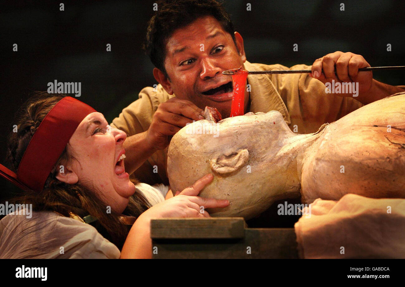 I membri del cast di "The Tawful Egypans" mummificano un cadavere durante l'orribile spettacolo di storie al Playhouse Theatre di Edimburgo. Foto Stock