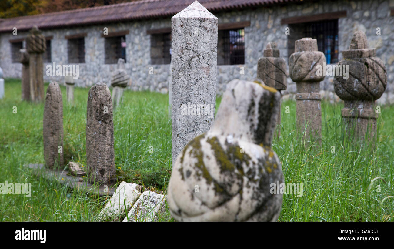 Storico Ottomano in tombstone Huseyin Pasha moschea di Pljevlja, Montenegro. Foto Stock