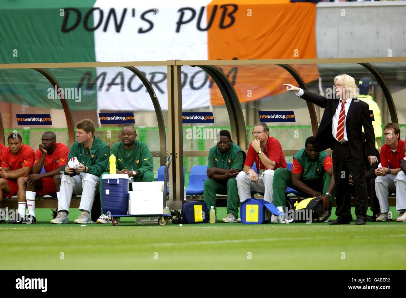 Calcio - Coppa del mondo FIFA 2002 - Gruppo e - Camerun / Irlanda. Il manager del Camerun Winfried Schaeffer (r) indica la strada da seguire per la sua squadra durante la partita con l'Irlanda Foto Stock