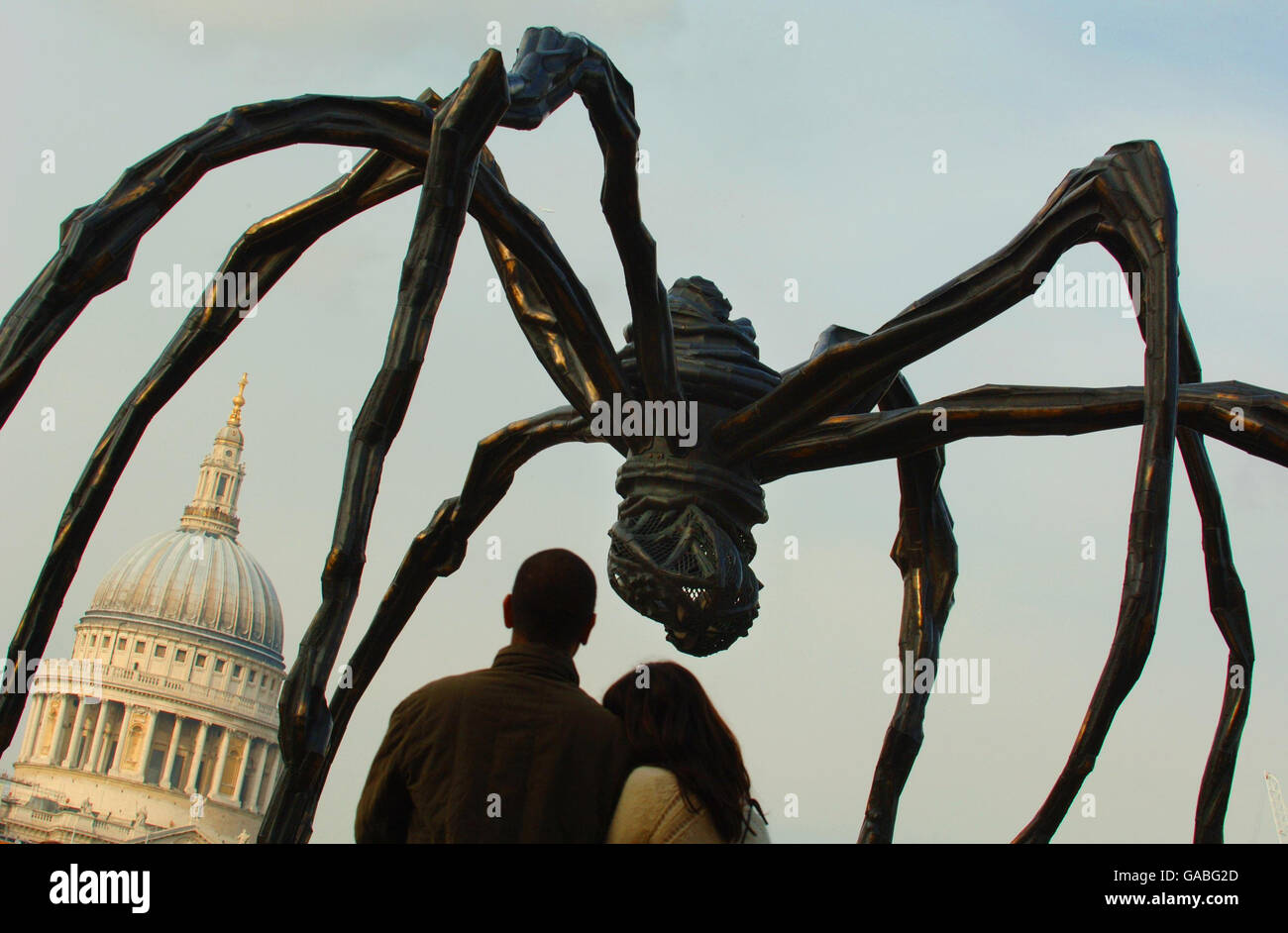 Una scultura di un ragno gigante, Maman 1999, dell'artista francese Louise Bourgeois, si trova fuori dalla galleria Tate Modern di Londra. Foto Stock