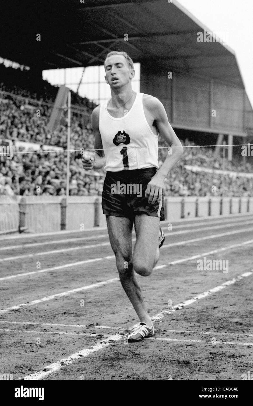 L'Australia Herb Elliott attraversa il traguardo per vincere l'oro Nel miglio Foto Stock