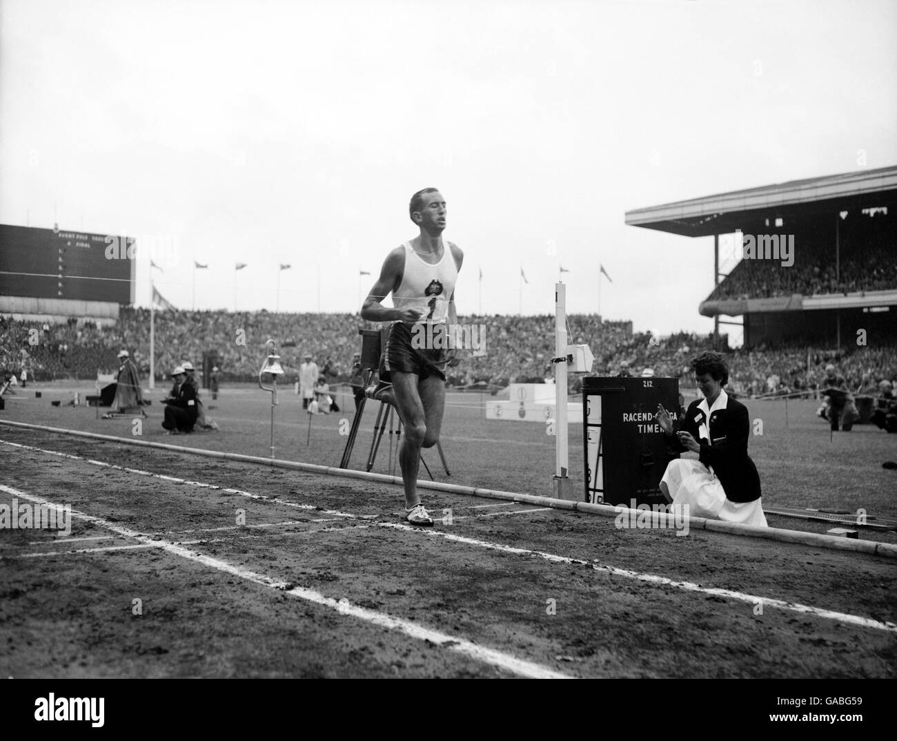 L'Australia Herb Elliott attraversa il traguardo per vincere l'oro Nel miglio Foto Stock