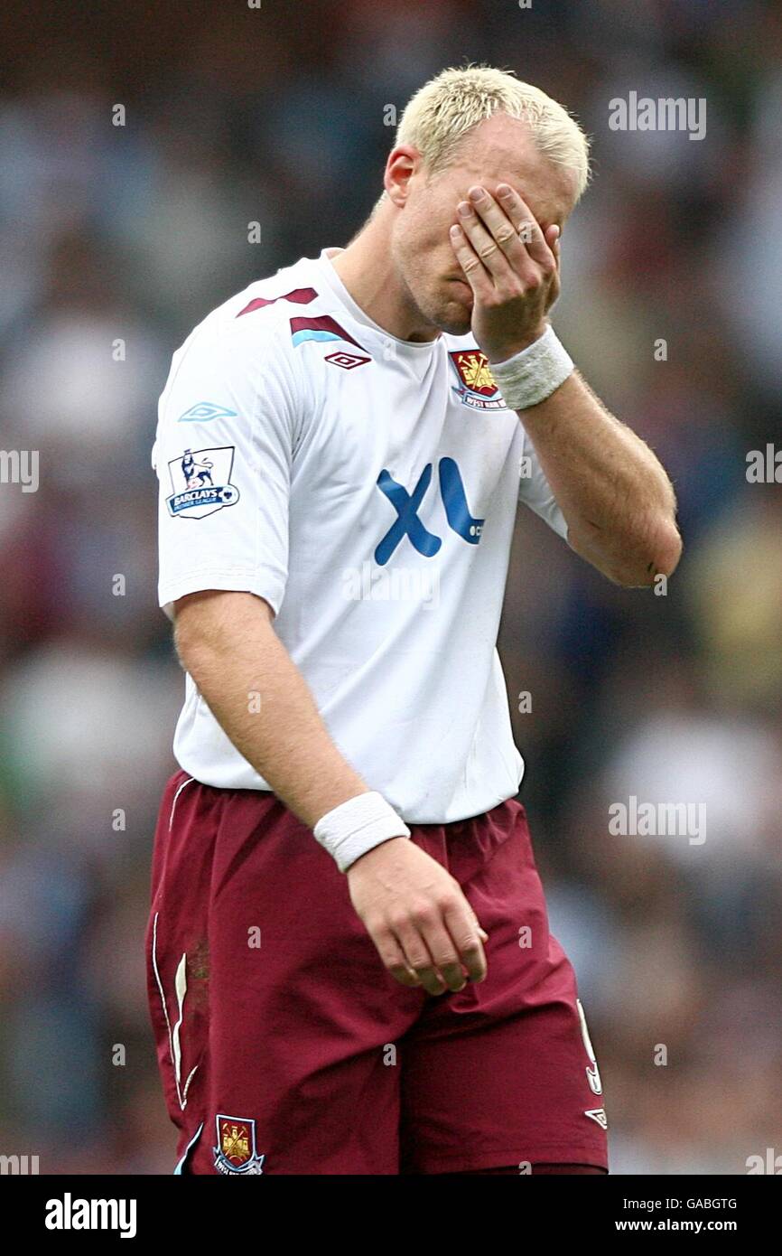 Calcio - Barclays Premier League - Aston Villa / West Ham United - Villa Park. Il Dean Ashton di West Ham United è stato abbattuto quando la sua squadra perde 1-0 Foto Stock
