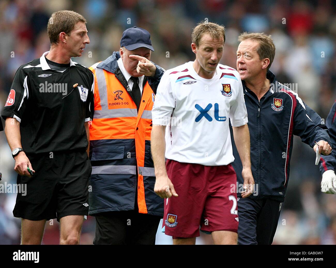 Calcio - Barclays Premier League - Aston Villa / West Ham United - Villa Park. West Ham United's Manaager Alan Curbishley (r) ha un andare all'arbitro Steve Tanner (l) Foto Stock