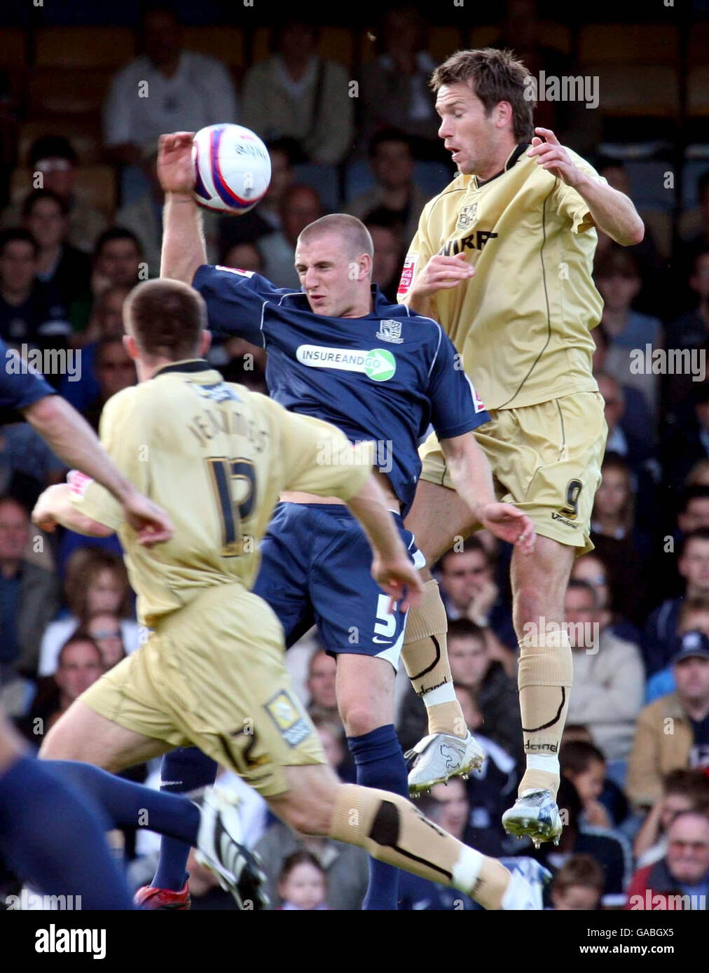 Peter Clarke di Southend (centro) e Gareth Taylor di Tranmere Rovers (a destra) durante la partita della Coca-Cola League uno al Roots Hall Stadium, Southend on Sea. Foto Stock