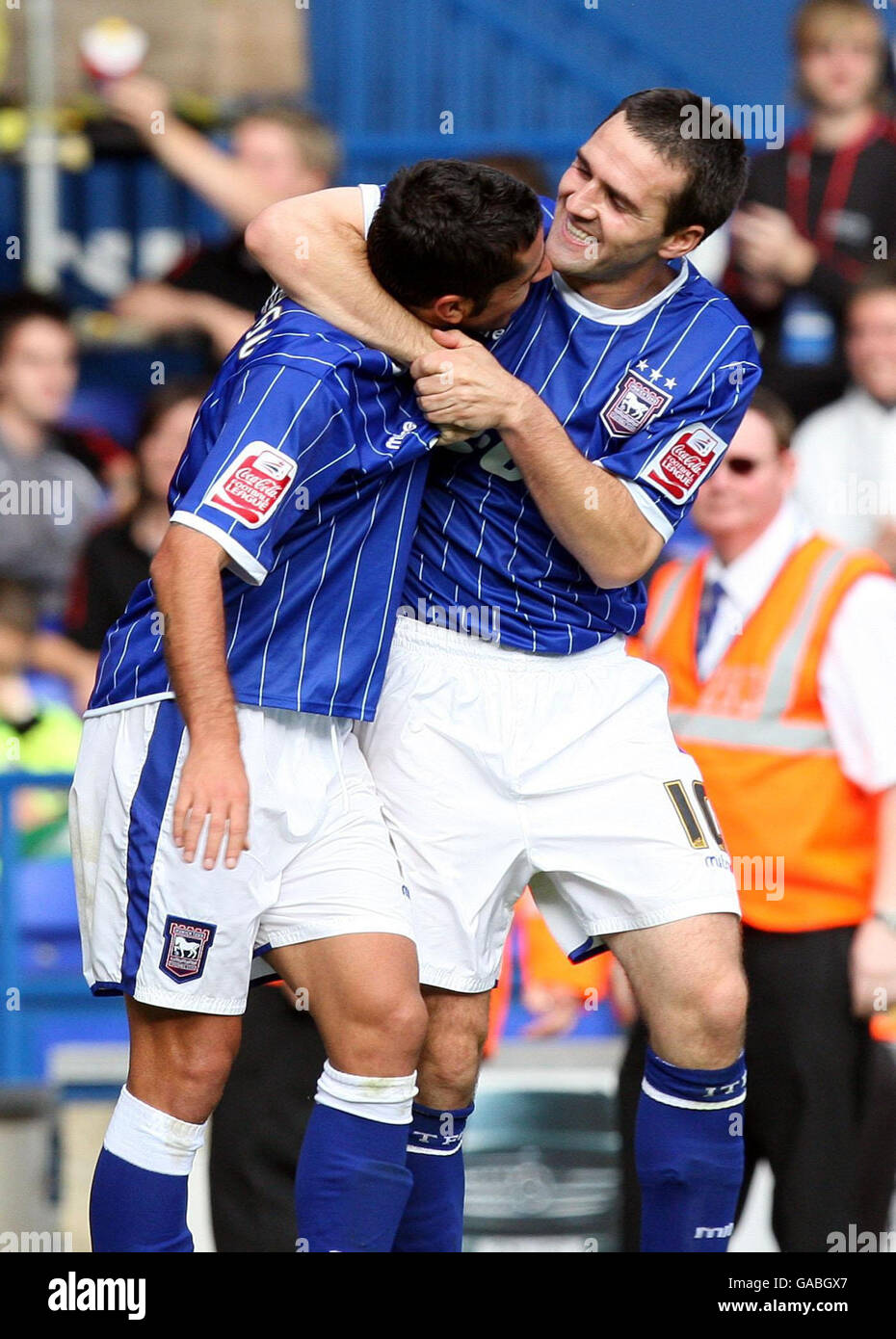 Tommy Miller di Ipwsich Town (a destra) celebra il suo obiettivo contro Preston North End con Pablo Counago durante la partita del Coca-Cola Championship a Portman Road, Ipswich. Foto Stock
