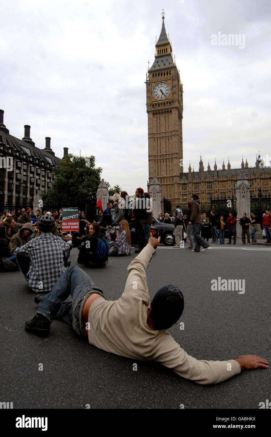 I manifestanti della guerra bloccano una strada in Piazza del Parlamento, nel centro di Londra. Foto Stock