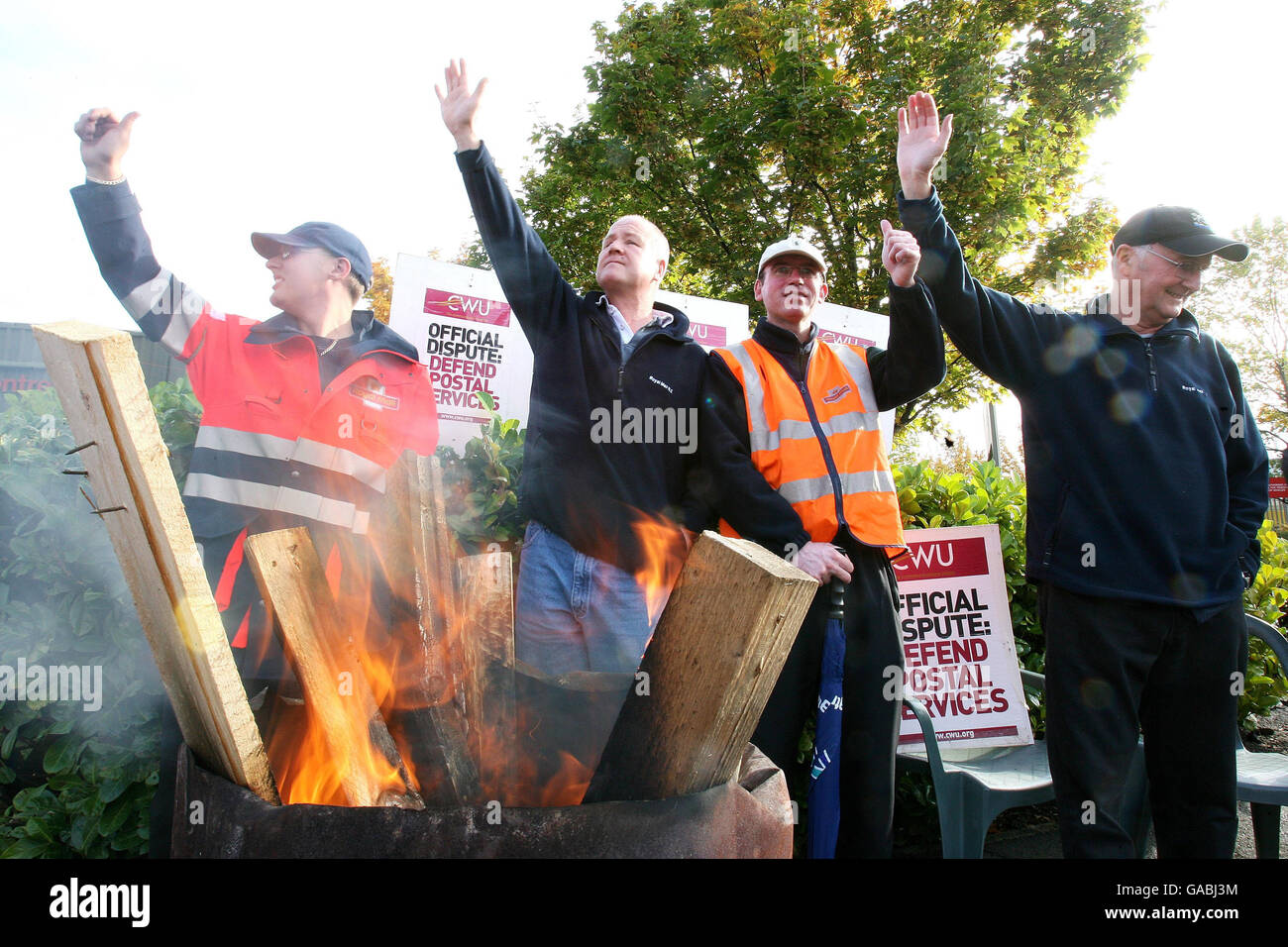 I lavoratori postali continuano il loro sciopero presso il deposito postale di Tyneside nella zona industriale di Team Valley a Gateshead. Foto Stock