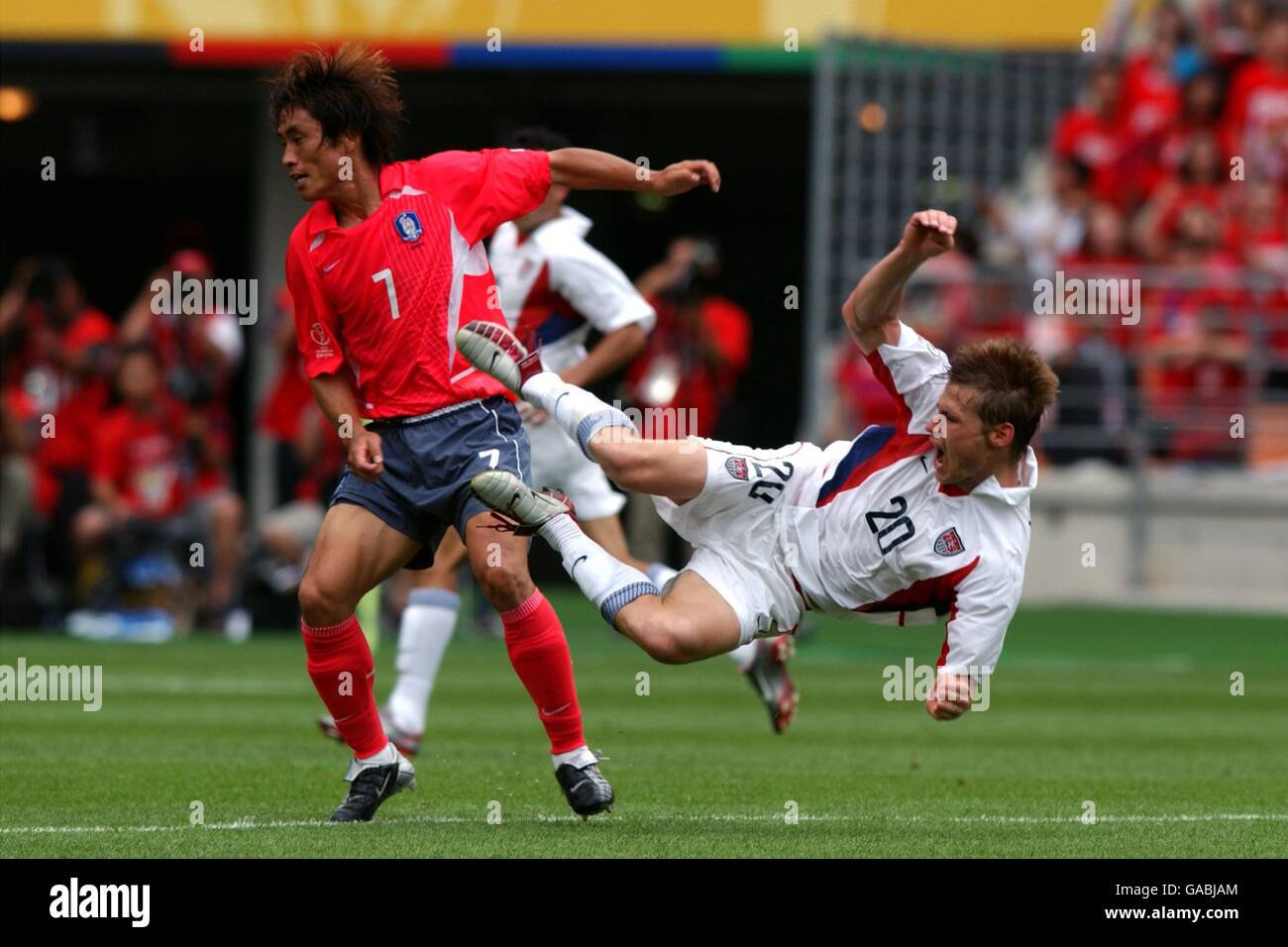 Calcio - Coppa del mondo FIFA 2002 - Gruppo D - Repubblica di Corea / USA. Il giovane Kim di Tae della Corea affronta Brian McBride degli Stati Uniti Foto Stock