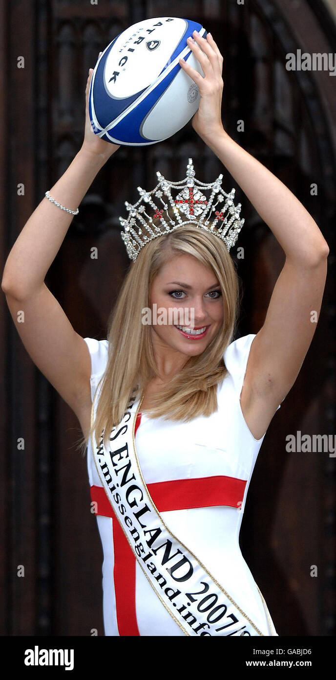 L'attuale Miss Inghilterra, Georgia Horsley, promuove oggi a York il St Georges Day e dimostra il suo sostegno alla squadra di rugby dell'Inghilterra che gioca nelle semifinali della Coppa del mondo di rugby di sabato. Foto Stock