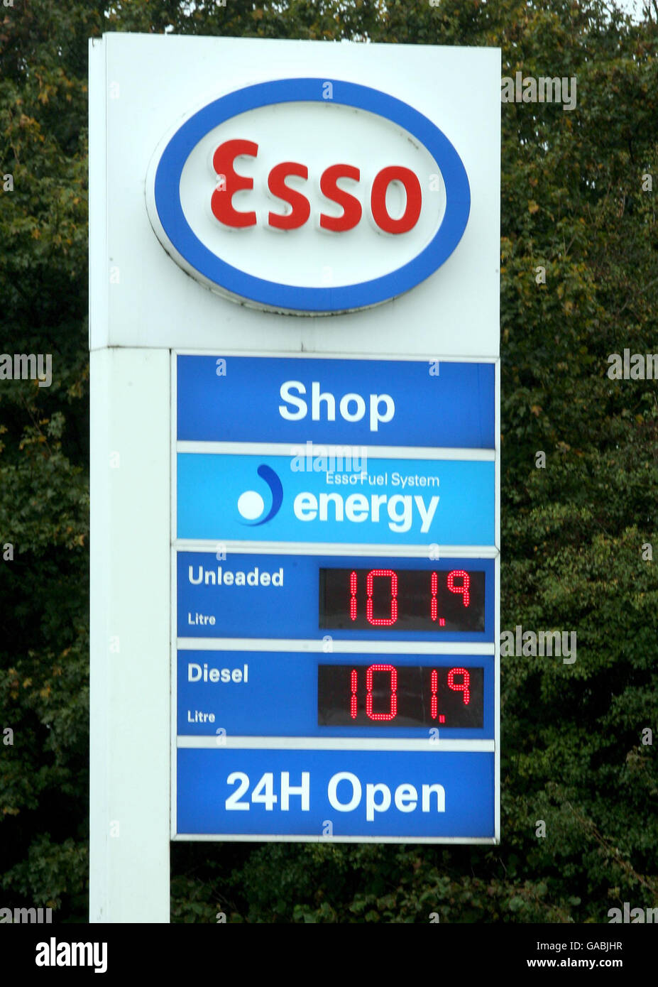 Vista di un garage a benzina segno pubblicità benzina in vendita per 101.9 pence per litro presso la stazione di benzina esso a Leigh Delamere stazione di servizio sulla M4 vicino Chippenham, Wiltshire. Foto Stock