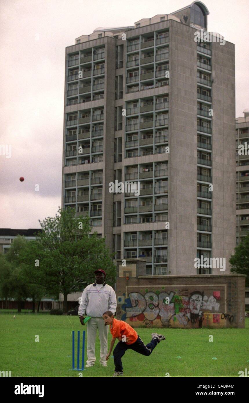 Cricket - Roadshow canale quattro. I bambini di Kensington possono giocare a cricket Foto Stock