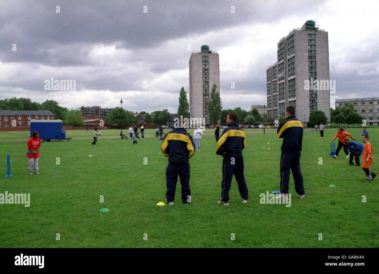 Cricket - Roadshow canale quattro. I bambini di Kensington possono giocare a cricket Foto Stock