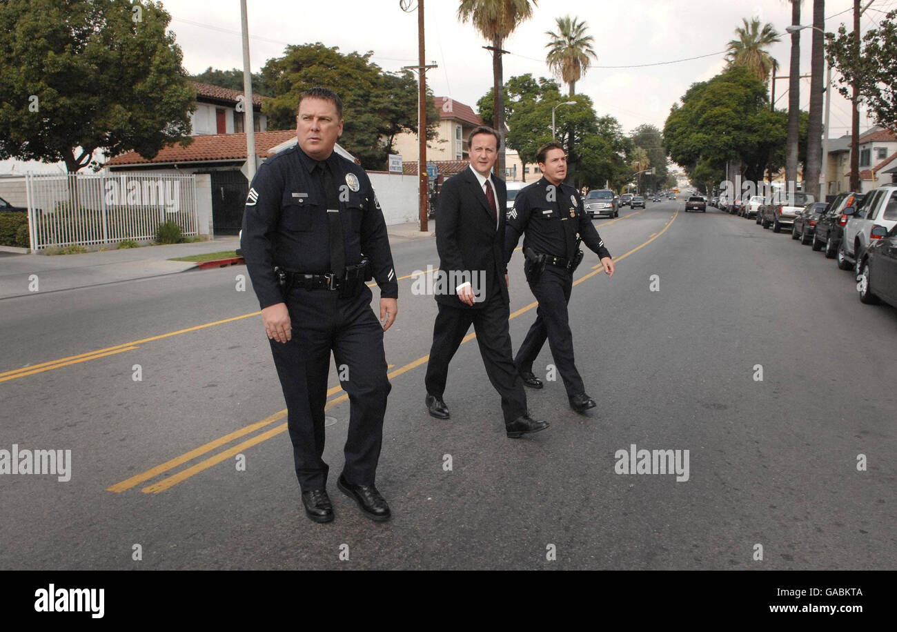 Il leader del Partito conservatore David Cameron tournée nel distretto di Boyle Heights a Los Angeles est, dove la criminalità organizzata è stata un problema in passato. Foto Stock