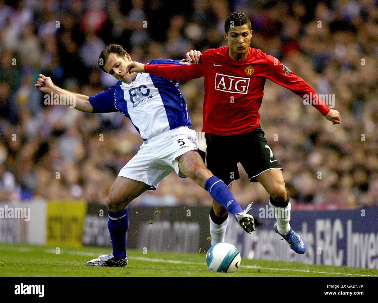 Calcio - Barclays Premier League - Birmingham City / Manchester United - St Andrews. Cristiano Ronaldo del Manchester United e Rafael Schmitz di Birmingham (a sinistra) lottano per la palla Foto Stock