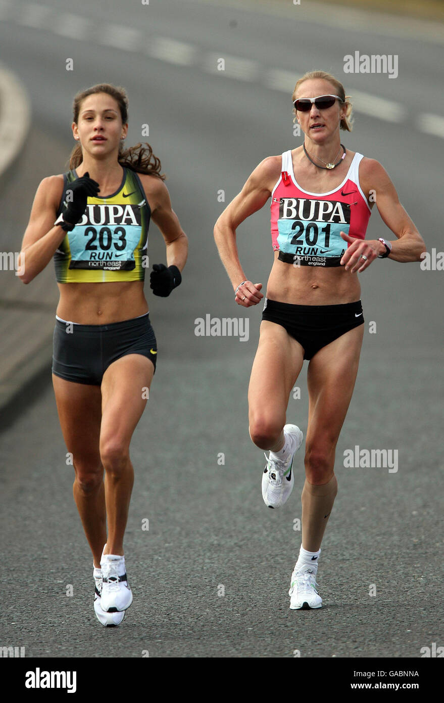 Paula Radcliffe (a destra), vincitrice di una gara, e Kara Goucher degli Stati Uniti, durante il BUPA Great North Run a Newcastle. Foto Stock