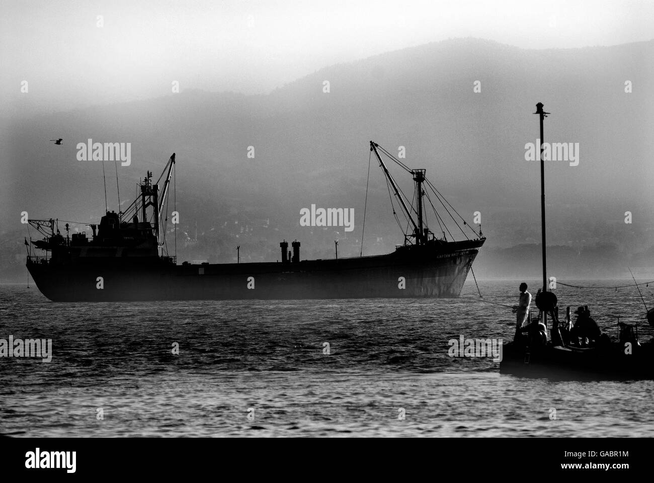 Un lavoratore di trascorrere del tempo con la pesca a Izmit Gulf Port, Turchia Foto Stock