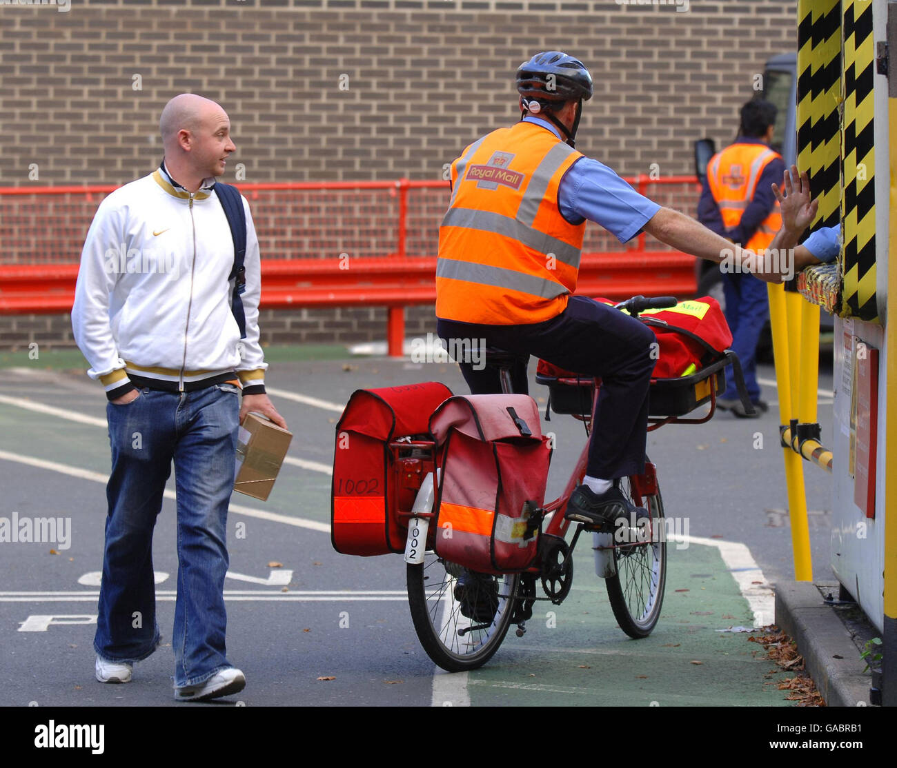 I lavoratori postali presso il deposito di smistamento e consegna presso l'ufficio di smistamento Royal Mail di York, davanti a un addetto postale nazionale, escono. Foto Stock