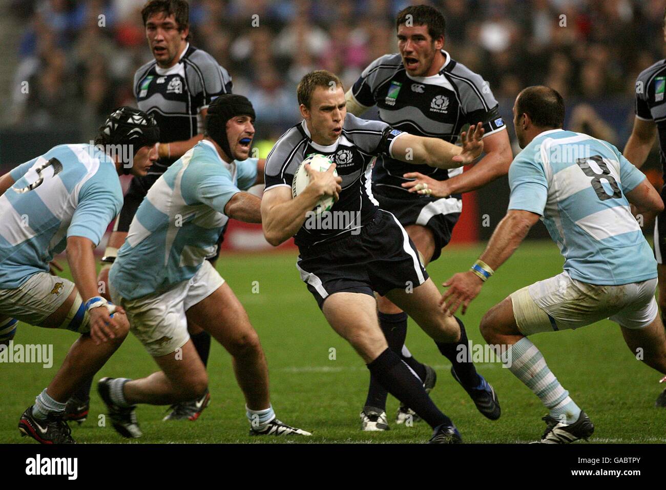Rugby Union - IRB Coppa del mondo di Rugby 2007 - Quarter Final - Argentina / Scozia - Stade de France. Mike Blair (centro) della Scozia batte il suo wat attraverso la difesa argentina. Foto Stock