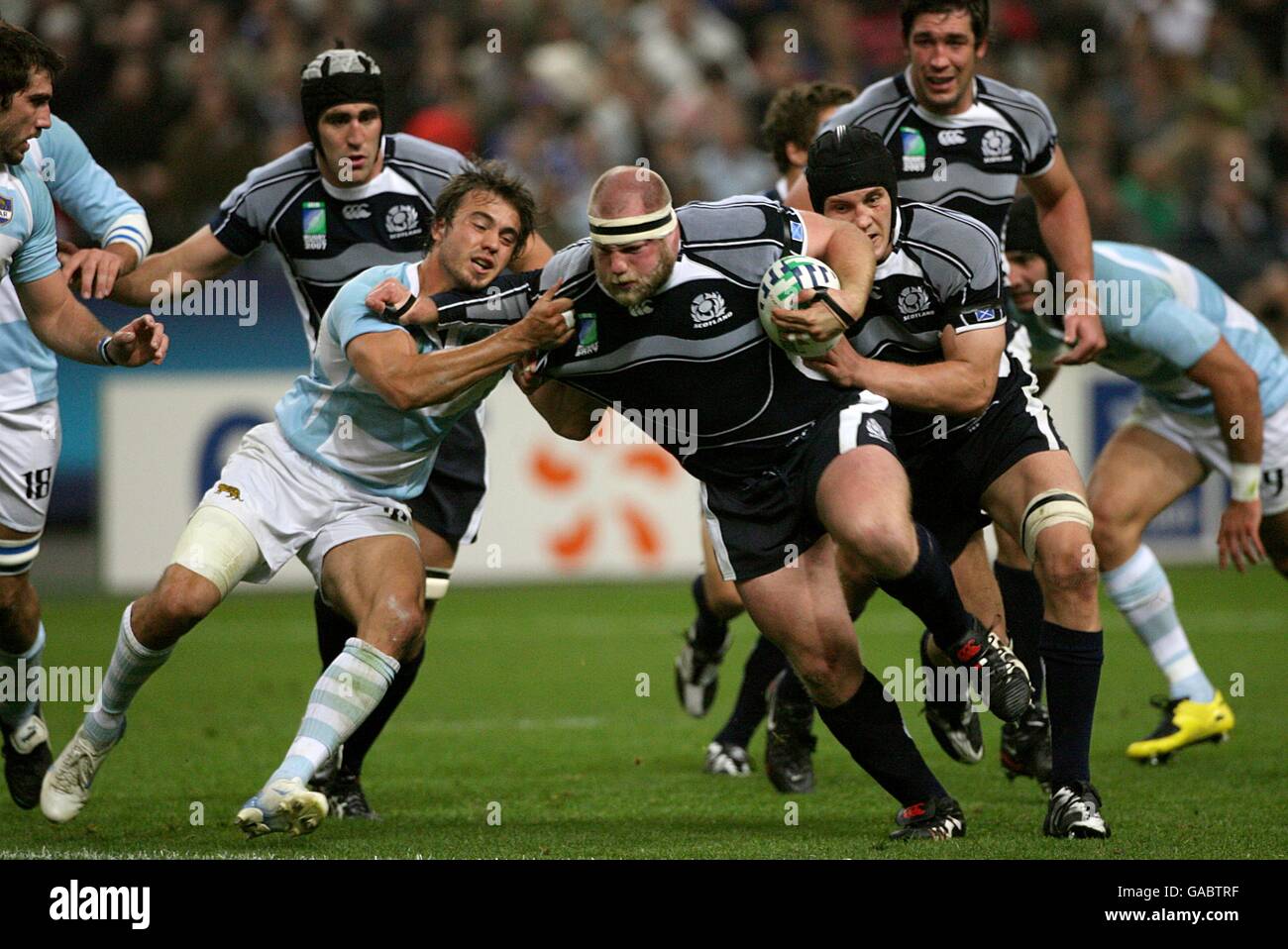 Rugby Union - IRB Coppa del mondo di Rugby 2007 - Quarter Final - Argentina / Scozia - Stade de France. Craig Smith della Scozia combatte la sua strada attraverso la difesa argentina. Foto Stock