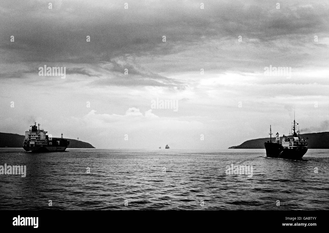Le navi da trasporto sono state passando Istanbul Bosforo verso il Mar Nero. Foto Stock
